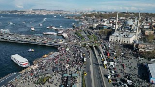 Bayramın ikinci günü vatandaşlar Eminönüne akın etti
