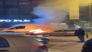 Bayrampaşada alev alev yanan araca vatandaşlar müdahale etti