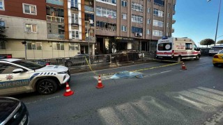 Bayrampaşada feci kaza kamerada: Yolun karşına geçen yayaya çarpıp kaçtı, kısa sürede yakalandı