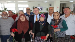 Belediye Başkanı Doğan, Huzurevi sakinleriyle bayramlaştı