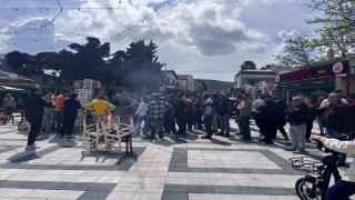 Belediye başkanını protesto eden esnaf, masa ve sandalye yaktı