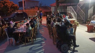Bereketlinin çocuk ve gençlerine camide iftar