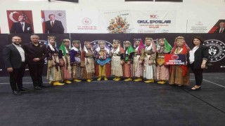 Bergama Spor Kulübü Halk Oyunları ekibi İzmir şampiyonu