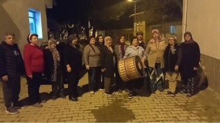Bergamada vatandaşları kadın davulcular sahura kaldırıyor