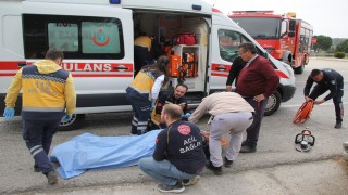 Beton mikserine çarpmamak için ani manevra yapan otomobilde yaşlı çift yaralandı