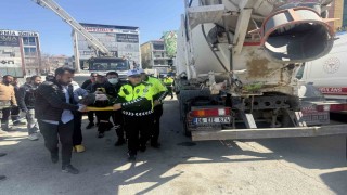 Beton mikserinin altında kalan genç kız yaralandı