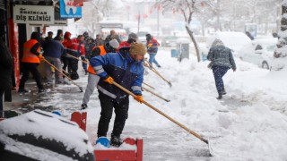 Beyaza bürünen Erzincanda ekipler kar küreme çalışmalarına başladı