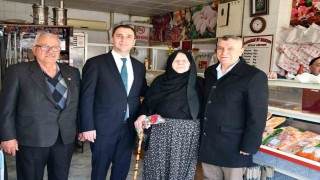 Beylikovada 8 Mart Dünya Kadınlar Gününde bin karanfil dağıtıldı