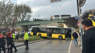 Beyoğlunda kontrolden çıkan İETT otobüsü bariyerlere çarptı