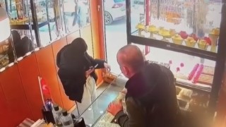 Beyoğlunda sevgilisinin alamadığı altın tacı böyle çaldı