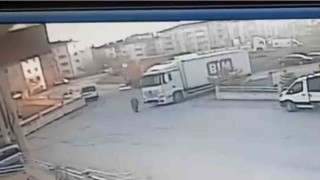 BİM kamyonunun ezdiği kadın hayatını kaybetti