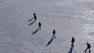 Bingölde göl buz tuttu, doğaseverler üzerinde yürüdü