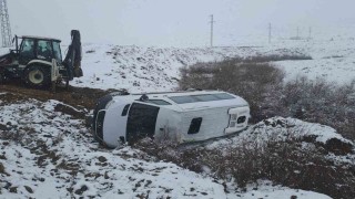 Bingölde işçileri taşıyan transit şarampole yuvarlandı: 2si ağır 9 yaralı