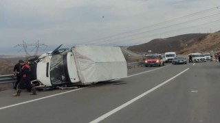 Bingölde kamyonetle hafif ticari araç çarpıştı: 5 yaralı