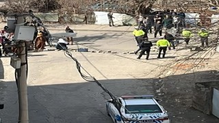 Bingölde su sorununu yolu trafiğe kapatarak protesto ettiler