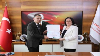 Binlerce bebeğin doğumunda yardımcı olan ebeye Sağlık Bakanlığından teşekkür belgesi