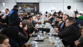 Binlerce vatandaş Eyüpsultanda dev iftar sofrasında buluşuyor