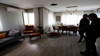 Bir anda düşen yıldırım bomba gibi patladı, apartmanda delik açıldı