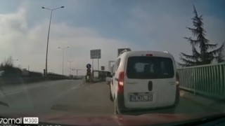 Bir anda geri manevra yaptı, korku dolu anlar kameraya yansıdı
