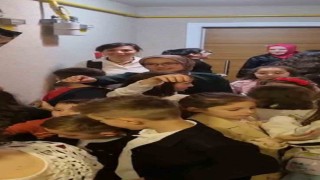 Bir yetişkin 20 çocuk kapı kapı bayramlaştı