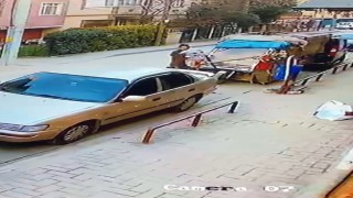 Biri oyaladı, diğeri kucağındaki bebekle çaldı