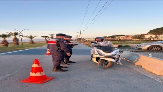 Bisiklet yolunu işgal eden motorcular jandarmadan kaçamadı