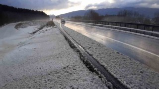 Boluda dolu etkili oldu, yollar beyaza büründü