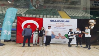 Bozdoğanın güçlü bilekleri şampiyonadan madalyalarla döndü