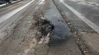 Bozuk yollar kazalara davetiye çıkarıyor