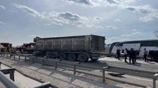 Bozüyükte tır otobüse çarptı: 11 yaralı