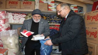 Bu bakkalda para değil, dua geçiyor