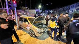 Burdurda kamyonet ile otomobil çarpıştı: 1 yaralı