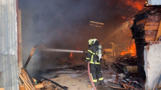 Burdurda kereste fabrikası çıkan yangında küle döndü