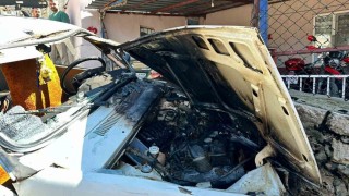 Burdurda kontrolden çıkan otomobil duvara çarpıp alev aldı: 2 yaralı