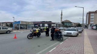 Burdurda otomobil ile motosikletin çarpıştığı kazada kurye yaralandı