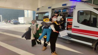 Bursada hafif ticari araç ile otomobil çarpıştı: 5 yaralı