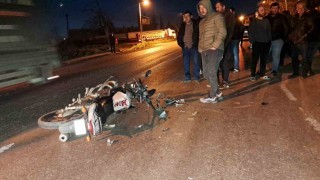 Bursada motosiklet otomobile çarptı: 3 yaralı