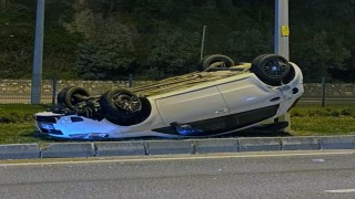 Bursada takla atan otomobildeki 2 kişi yaralandı