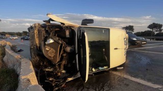 Büyükçekmecede servis minibüsü devrildi