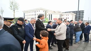 Büyüklerin elini öpen çocuklar bayram harçlığını kaptı