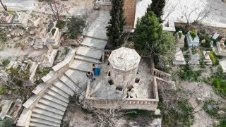 Büyükşehir Belediyesinde bayram öncesi mezarlıklarda temizlik çalışmalarını sürdürüyor
