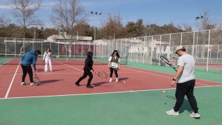 Büyükşehir Belediyesinden ücretsiz tenis eğitimi
