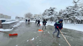 Büyükşehir, karla mücadelede 174 mahalle yolunu ulaşıma açtı