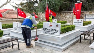 Büyükşehirden şehitliklerde titiz çalışma