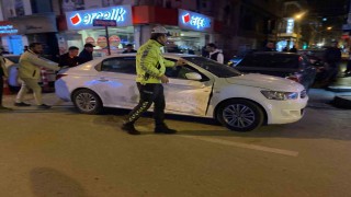 Caddede çarpışan 2 otomobilde maddi hasar oluştu