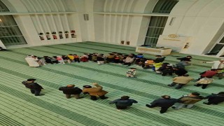 Camideki çocukların imam ile oyunu yürekleri ısıttı