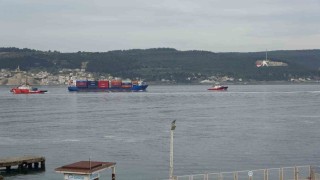 Çanakkale Boğazında makine arızası yapan konteyner gemisi, yedeklenerek çekildi