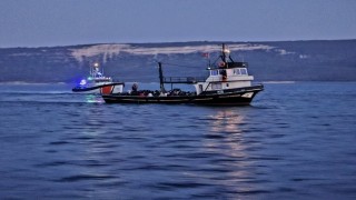 Çanakkalede balıkçı teknesinde 109 kaçak göçmen ile 3 göçmen kaçakçısı yakalandı