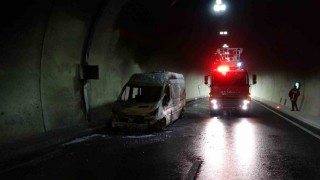 Çanakkalede seyir halindeki ambulans tünel içinde yandı