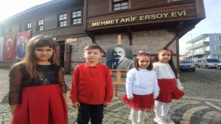 Çanakkaleli minikler milli marşı ezberliyor